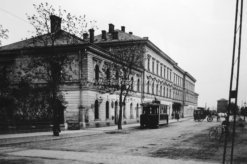 janska (6).JPG - Východní nádraží s přijíždějící tramvají na fotografii kolem roku 1910.